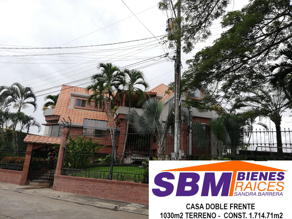 En Venta Hermosa Casa Amplia de 6 Dormitorios con Baño completo, tiene Piscina, Cancha Deportiva, Construida a Desniveles