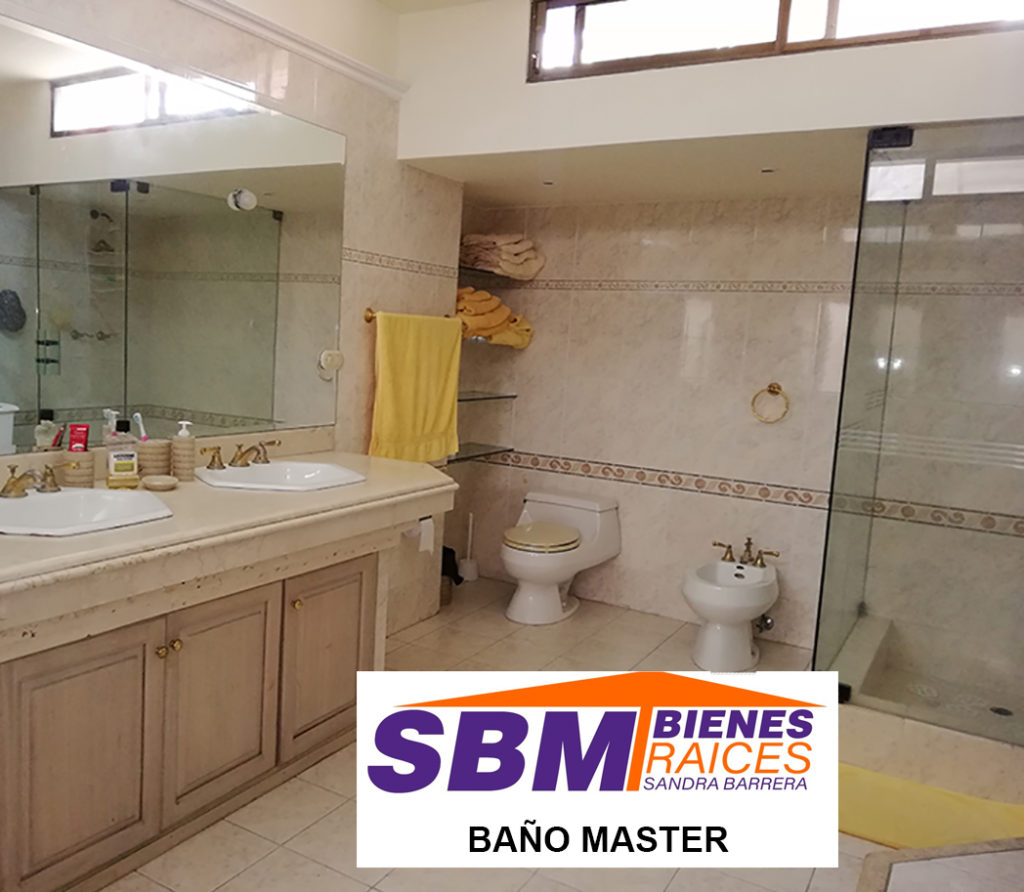 En Venta Hermosa Casa Amplia de 6 Dormitorios con Baño completo, tiene Piscina, Cancha Deportiva, Construida a Desniveles