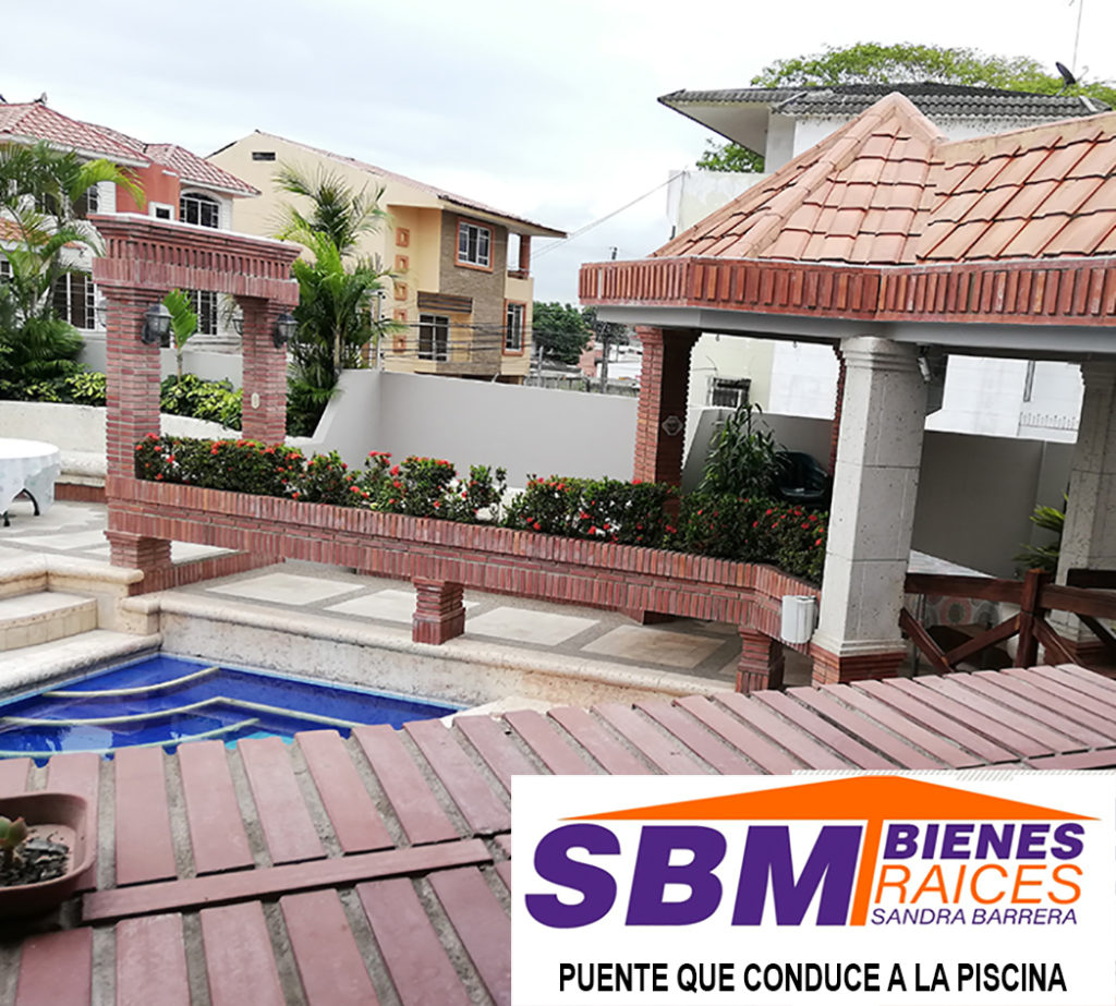 En Venta Hermosa Casa Amplia de 6 Dormitorios con Baño completo, tiene Piscina, Cancha Deportiva, Construida a Desniveles