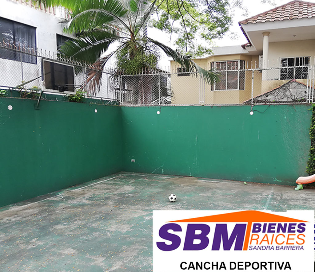 En Venta Hermosa Casa Amplia de 6 Dormitorios con Baño completo, tiene Piscina, Cancha Deportiva, Construida a Desniveles