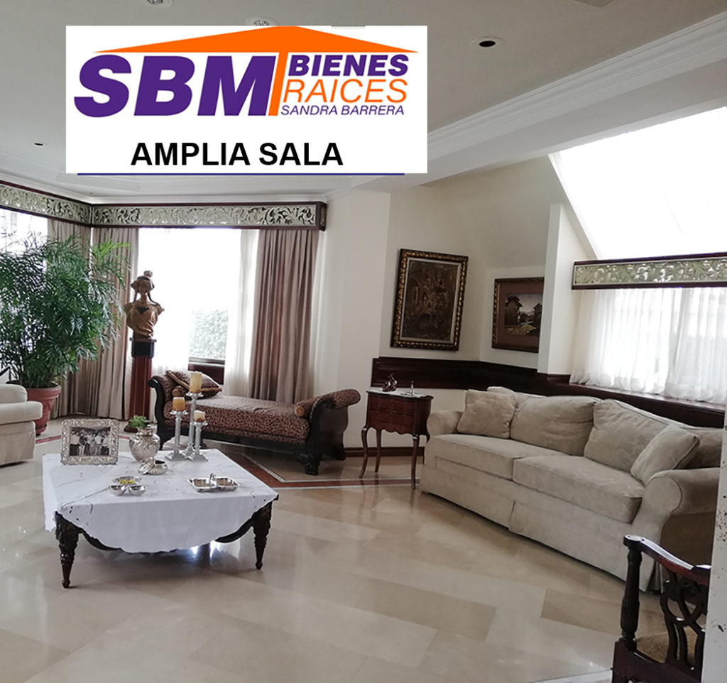 En Venta Hermosa Casa Amplia de 6 Dormitorios con Baño completo, tiene Piscina, Cancha Deportiva, Construida a Desniveles