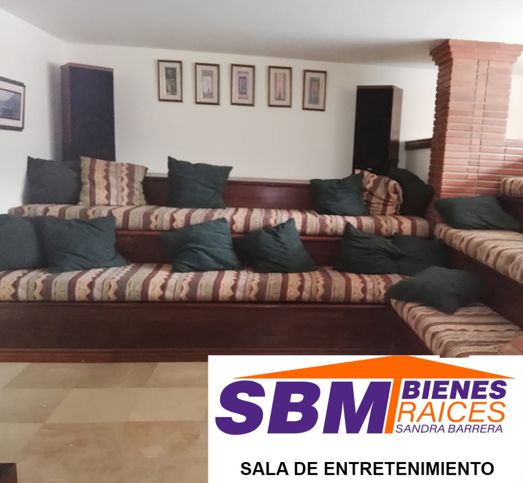 En Venta Hermosa Casa Amplia de 6 Dormitorios con Baño completo, tiene Piscina, Cancha Deportiva, Construida a Desniveles