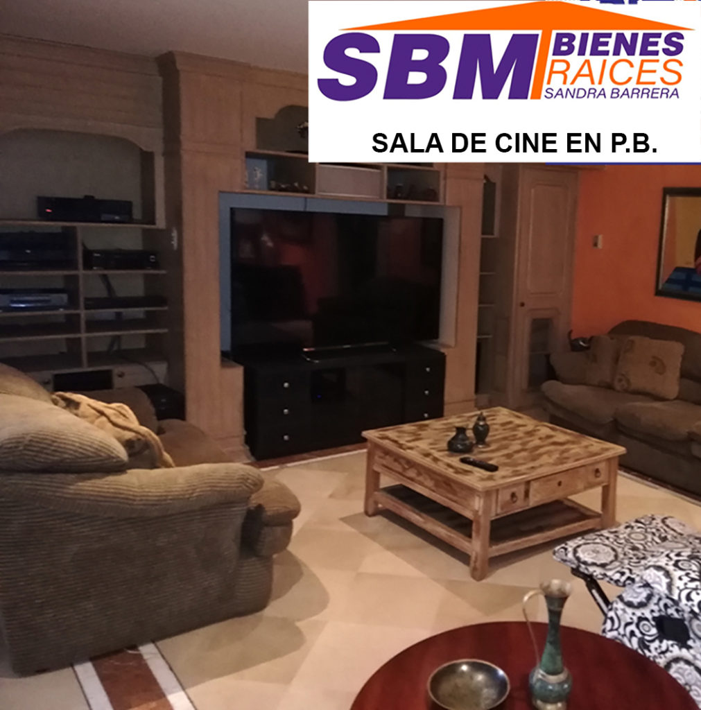 En Venta Hermosa Casa Amplia de 6 Dormitorios con Baño completo, tiene Piscina, Cancha Deportiva, Construida a Desniveles